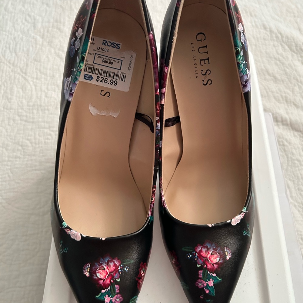Size 8.5, These gorgeous Babbitta3 pointed-toe pumps.